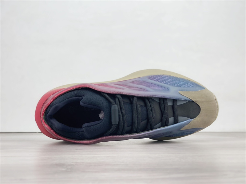 (image for) Yeezy 700 V3 Fade Carbon 