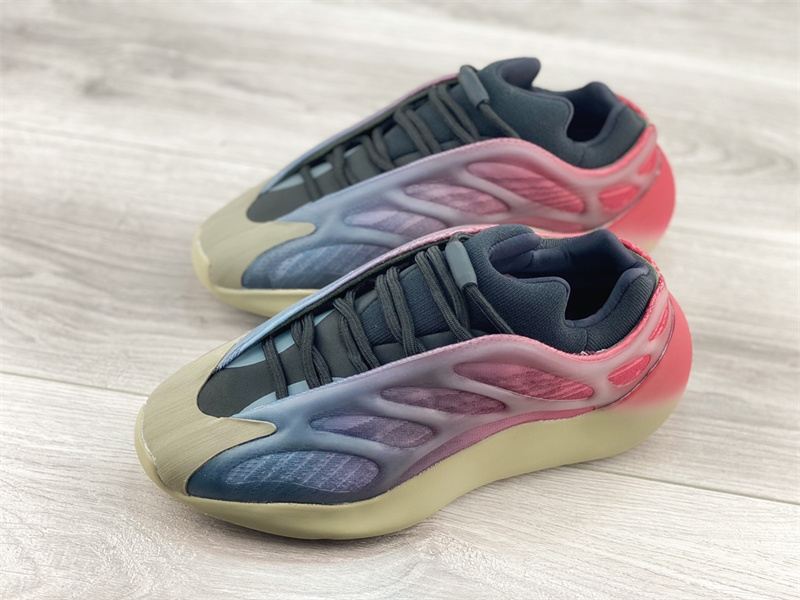 (image for) Yeezy 700 V3 Fade Carbon 