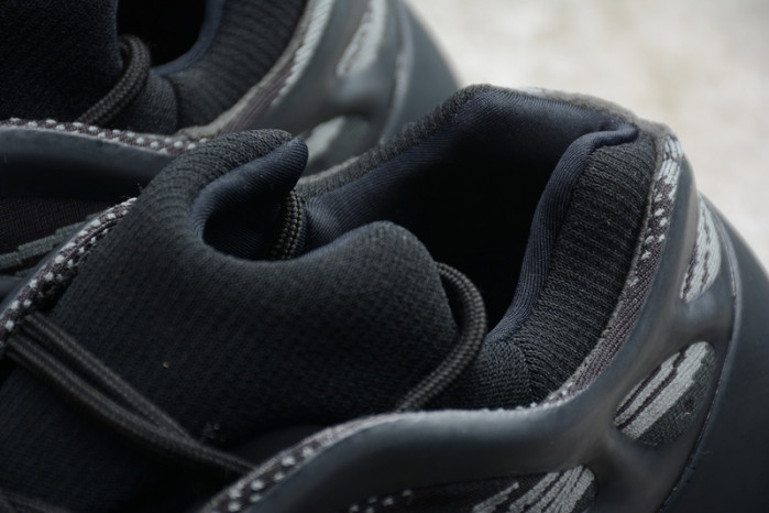 (image for) Adidas Yeezy 700 V3 glow in dark 
