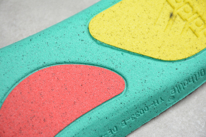 (image for) Adidas Yeezy 700 V3 glow in dark 