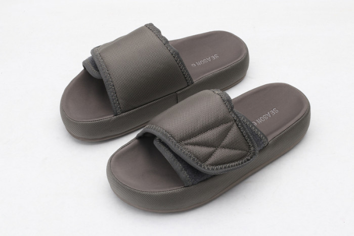 (image for) Yeezy sandals 005