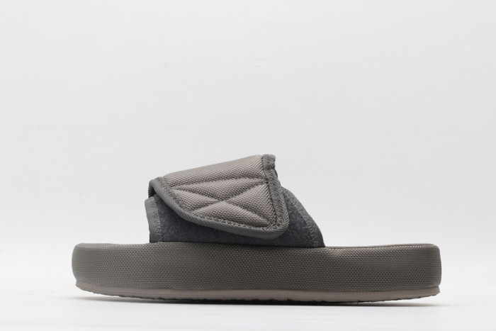(image for) Yeezy sandals 005