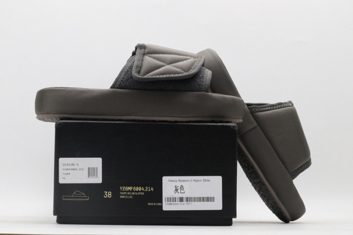 (image for) Yeezy sandals 005