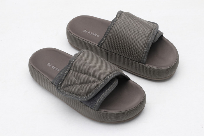 (image for) Yeezy sandals 005