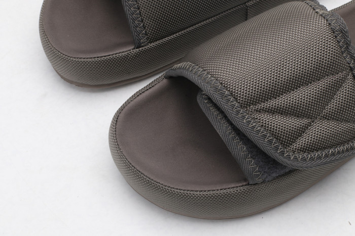 (image for) Yeezy sandals 005